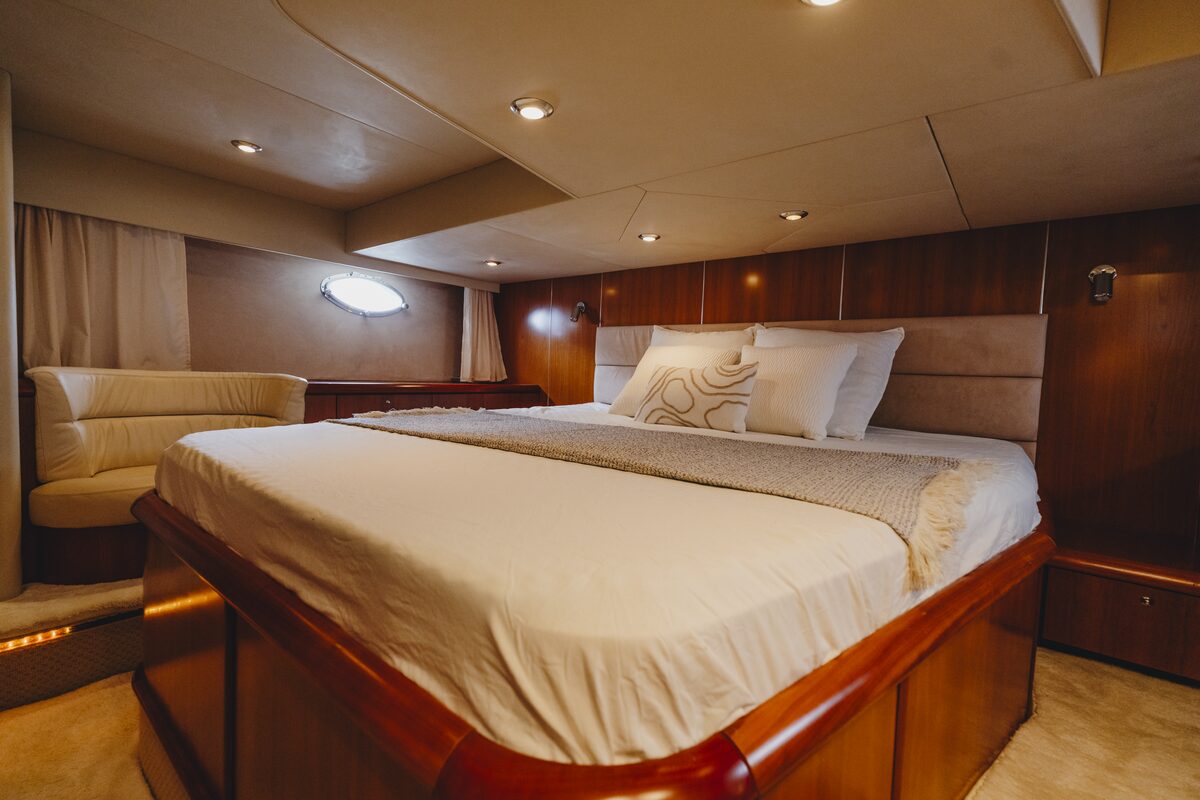 Master cabin of Me I Want yacht charter